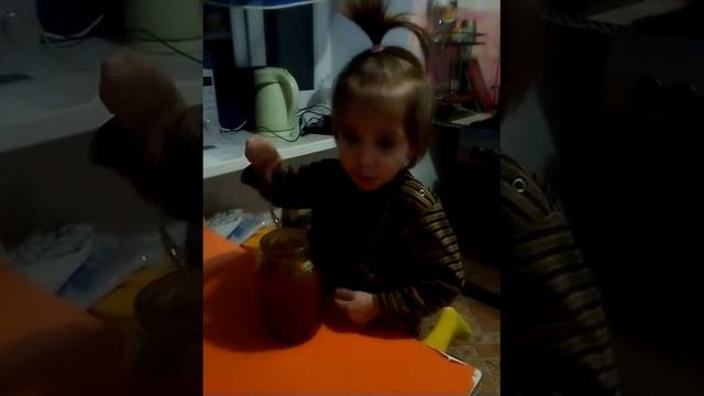 Ох уж и это вкусное варенье, что не ложка то объедение.