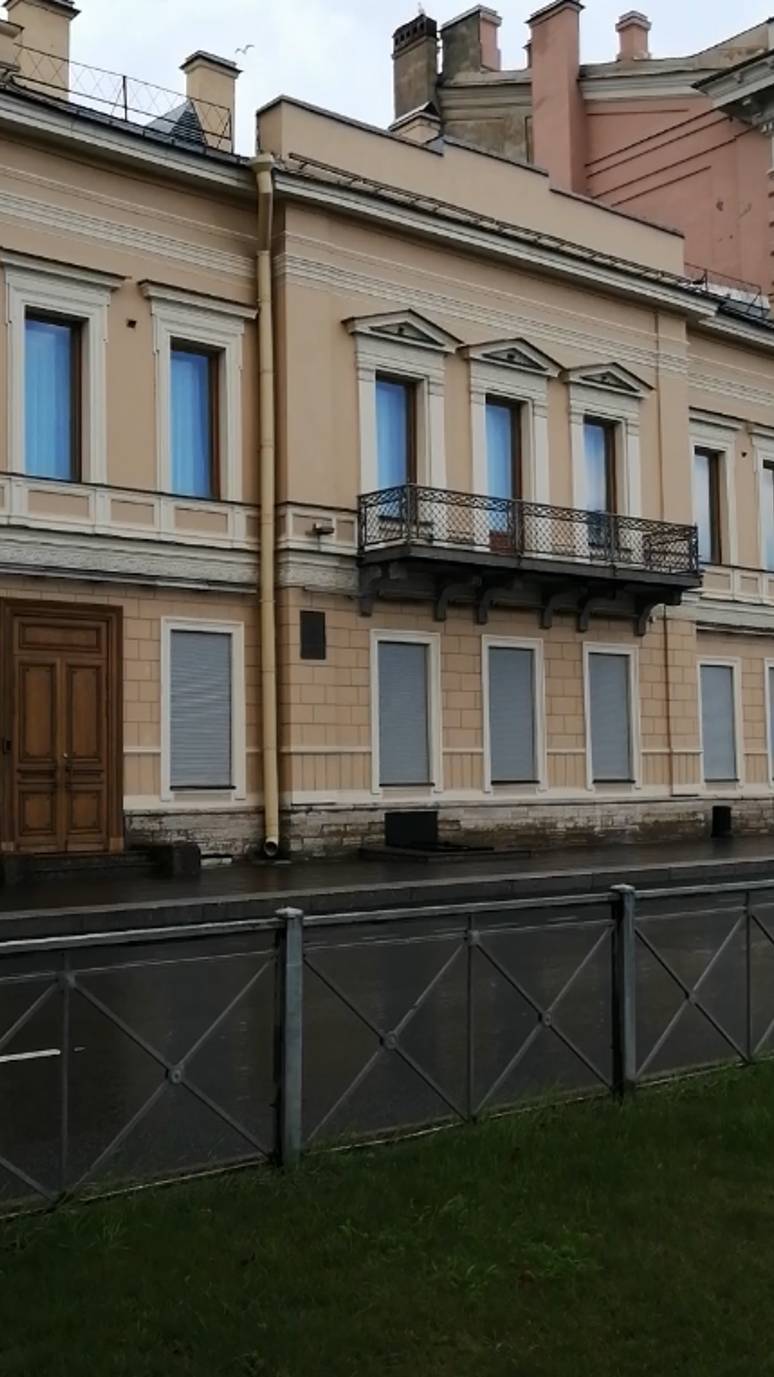 Английская набережная ,66. Дом Князя Л.Д. Вяземского