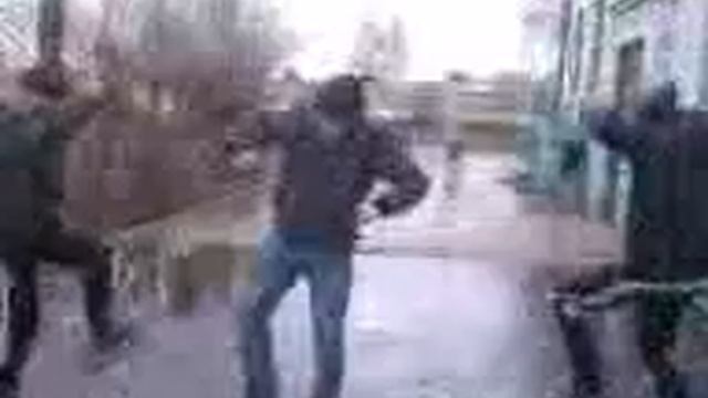 смешно танцуют)