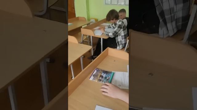 В школе надо молиться)