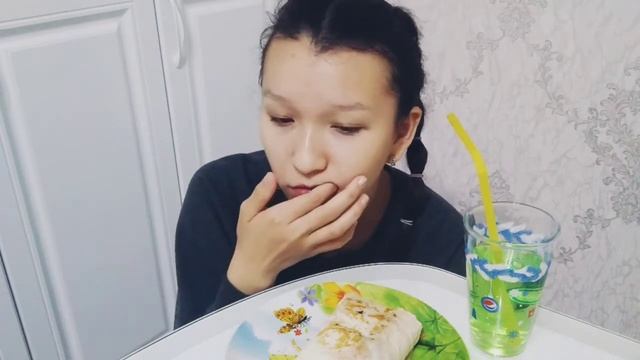 Мукбанг/Mukbang/Қазақша/Донер және газированный алма сок/Наушникпен тыңдаңыздар!