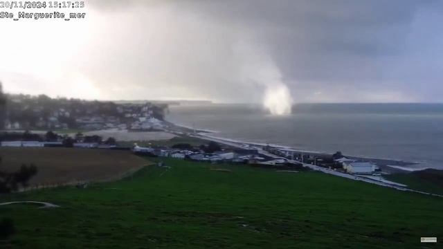 Водяной смерч в коммуне Сент-Маргерит-Сюр-Мер (Приморская Сена, Франция, 20.11.2024).