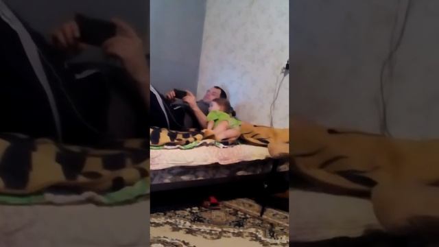 Папа с дочкой смотрят мультики!!!!