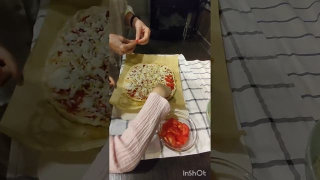 София с бабушкой готовит пиццу, хачапури и сосиски в тесте
