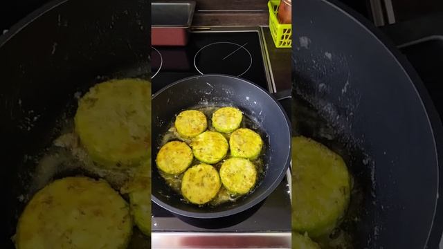 Кабачки жареные с помидорами.