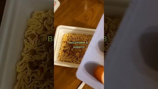Готовим доширак с большими сосисками