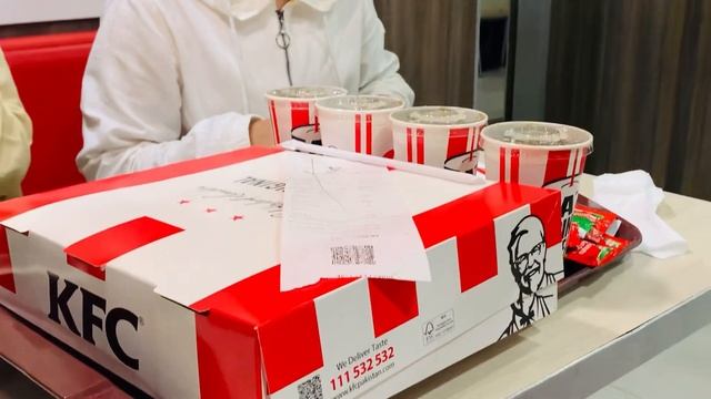 KFC ki ketchup uthany ka apna he Maza ha😂😂😂