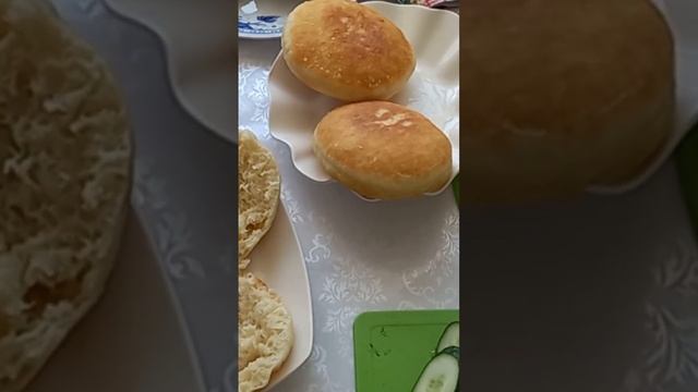 Бауырсақ-бургер с брынзой и с картошкой по деревенский#рек #обед #бургердома #бургеры #shorts #реки