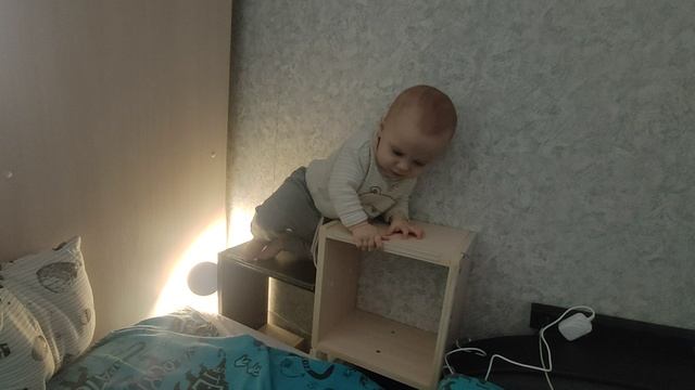 Валера лезет на полку