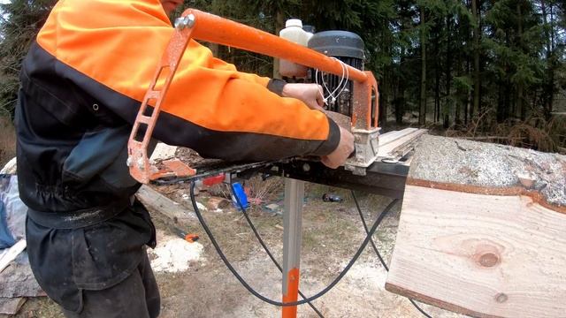 Sawing boards on a Logosol M8 sawmill equipped with the E5 speedsaw