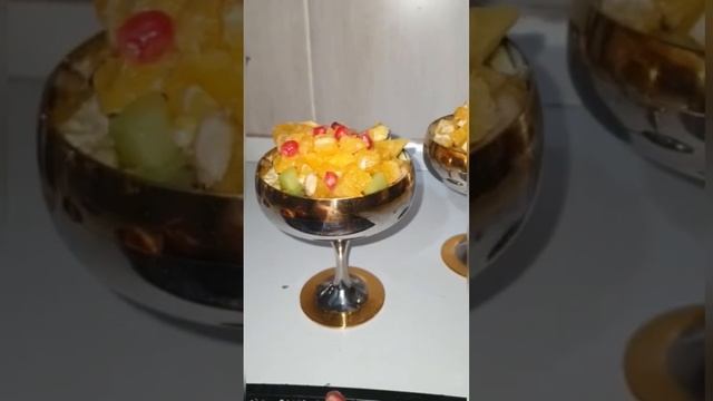 Фруктовый салат 😍😍😍🔥🍎🍐🍊🥝🍌#shortvideo #shorts#shortsyoutube #подпишись #вкусно #salat