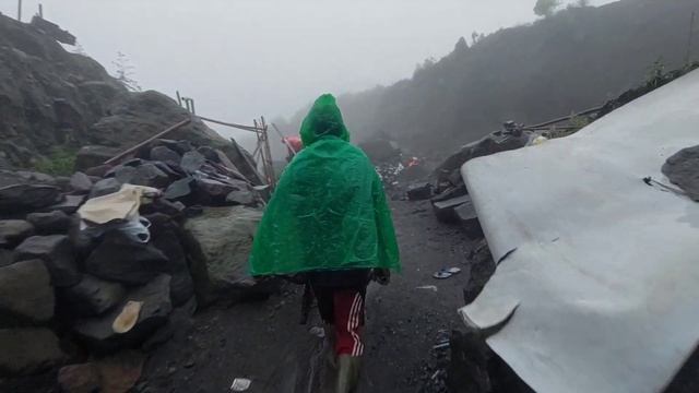 Строительство, шахтёры в поисках  песка во время дождя