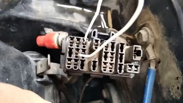 Читаем коды неисправностей (без сканера) на тойоте методом скрепки..mp4