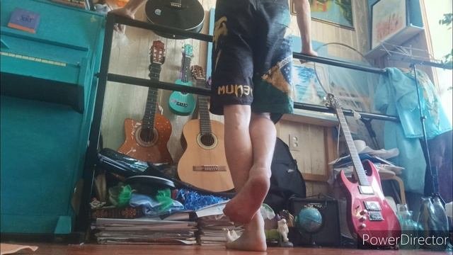 Икры. Уровень 3. Подъем на носки, на полу, на одной ноге. Нога согнута. 4 подхода 80 повторений.