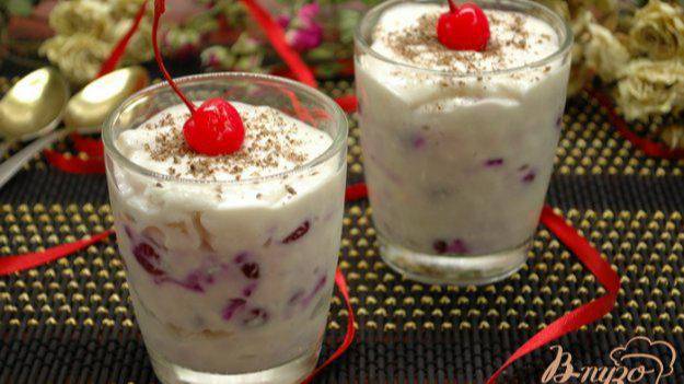 Десерт с ананасом и вишней