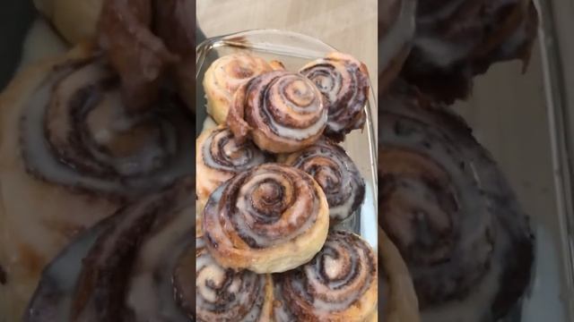 Синнабоны на закваске с карицей, орехами и лавандой. С лавандой бомба получилась!)