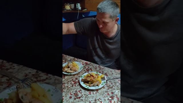 Куриные крылышки с картошкой в духовке.