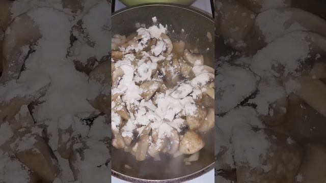 Шампиньоны в сметане тушёные🔥Простой рецепт!#шампиньоныжареные#шампиньоны#рецепт#ужин#грибы#shorts#