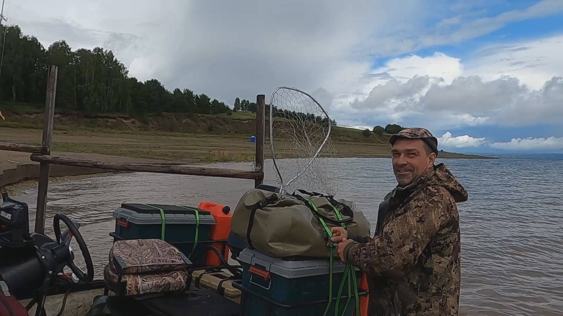 Универсальная лодка с тонелем по большой воде. Приключения с рыбалкой. Удачная рыбалка на щуку. ч.1