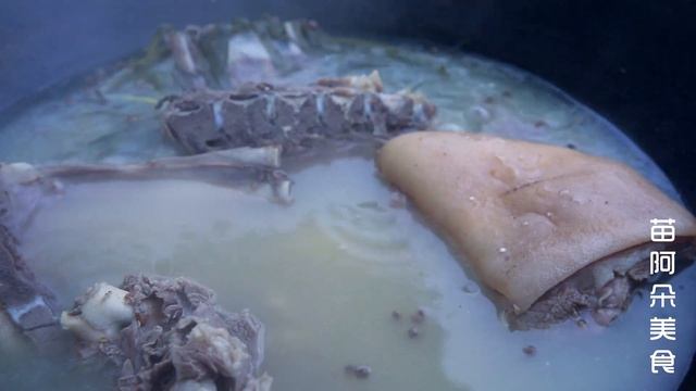 苗大姐嘴巴淡出鸟，4斤羊排铁锅炖，整扇抱着啃得满嘴流油才过瘾！【苗阿朵美食】
