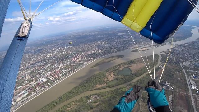 Показательные прыжки с парашютом. 9 мая 2022г. Парк Победы. Омск.