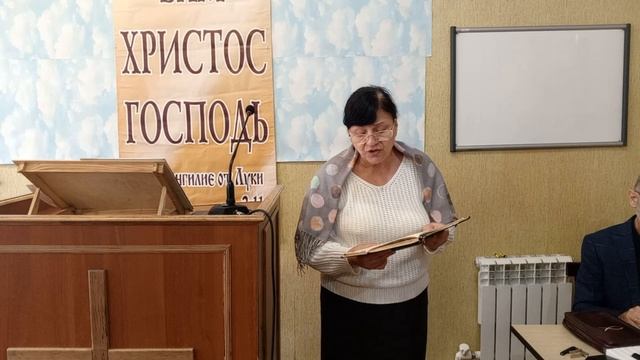 Сестра Джамиля читает стих.