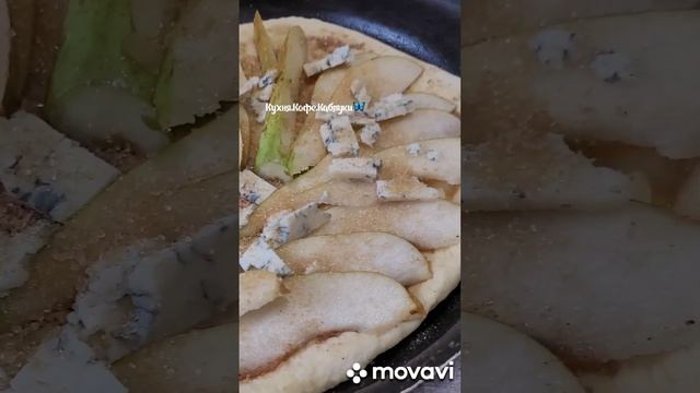 Открытый пирог-пицца с грушей, голубым сыром, мёдом и корицей.