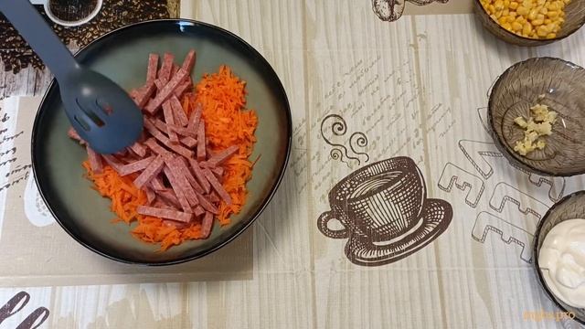 Салат с копчёной колбасой и морковью . Salad with smoked sausage and carrots