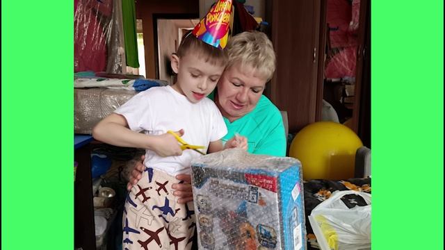 Дети играют дома в 3-4 года