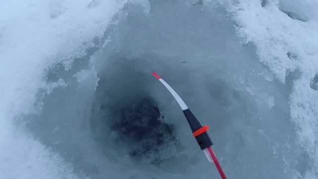 РЫБАЛКА на КАРЬЕРЕ. Ловим рыбу на зимние снасти.