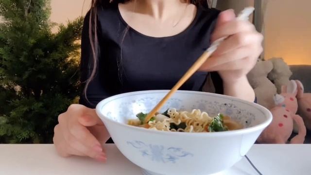 SUB私は怒ったのでラーメンを2杯分食べましたお腹が膨らみました