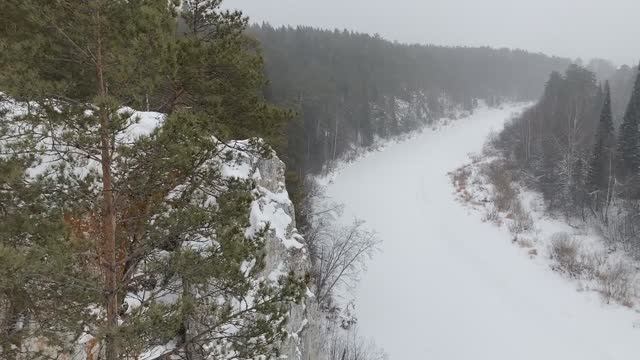Зимний ПВД на скалы Георгиевский камень по реке Чусовой 2024. Средний Урал.