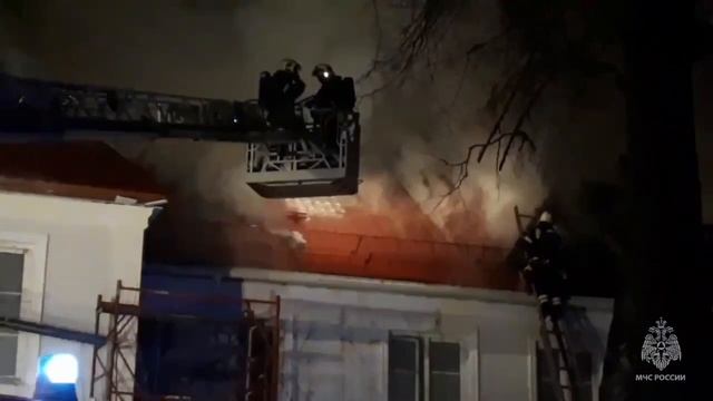 🔥Площадь пожара в поселке художников в Москве выросла до 300 кв. метров🔥