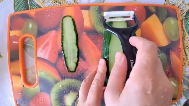 Рулетики из огурцов с творожным сыром и чесноком. Kəsmik pendir və sarımsaq ilə xiyar.