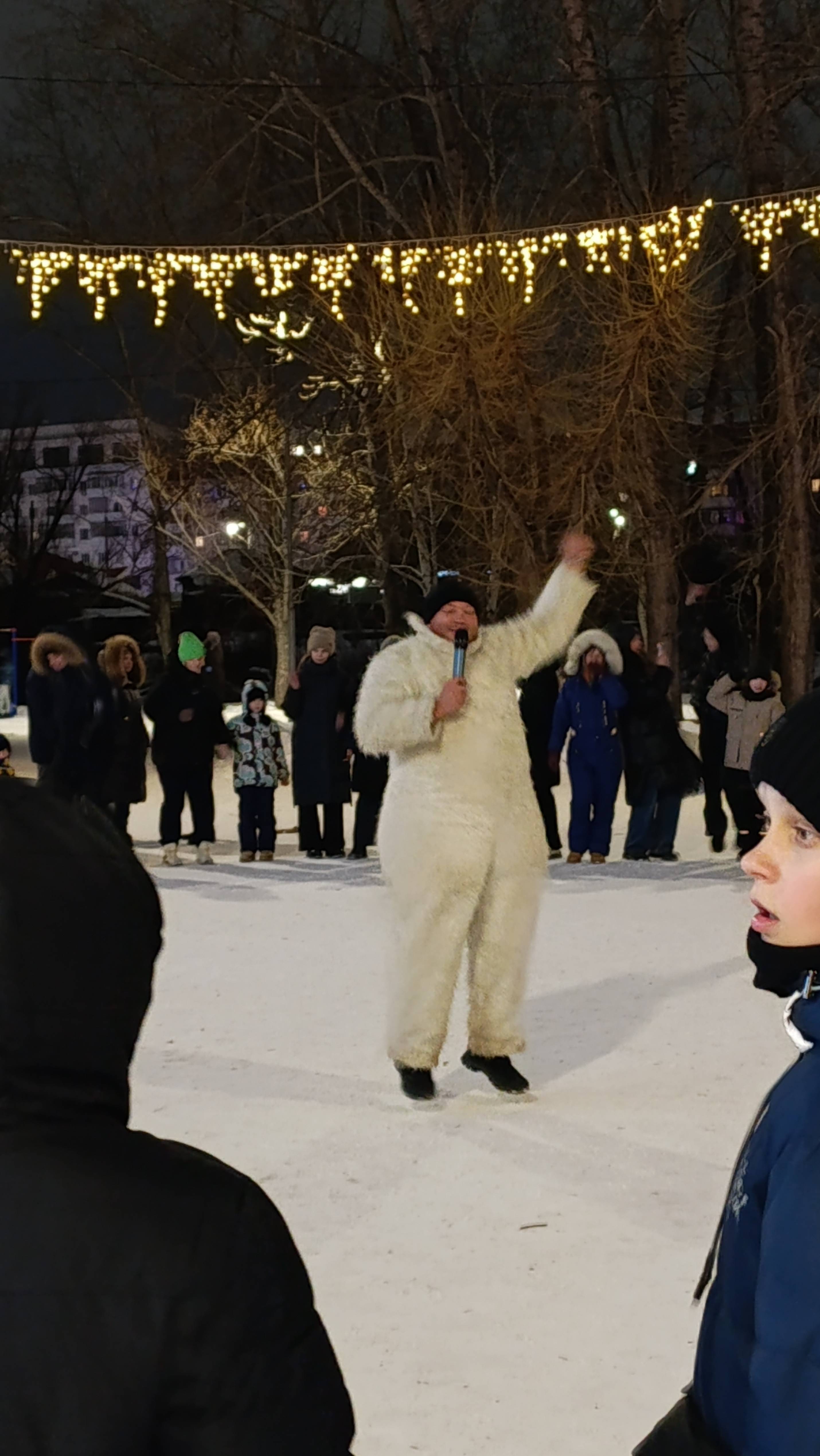 Зайчик развлекает публику)