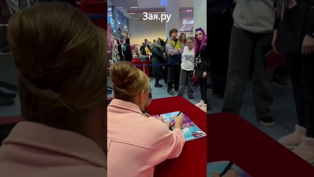 Татьяна Навка впервые привела дочь на фотосессию