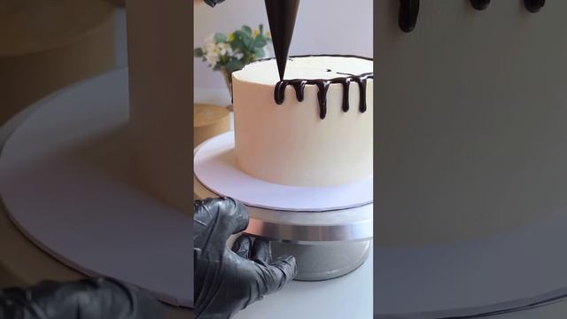 #youtubeshorts #cakedecorating #chocolatedripcake #chocolatecake #fyp #cake