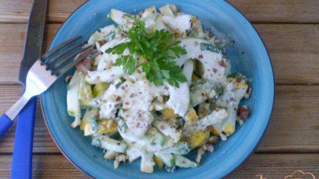 Салат из кабачка, огурца, яблока и орехов