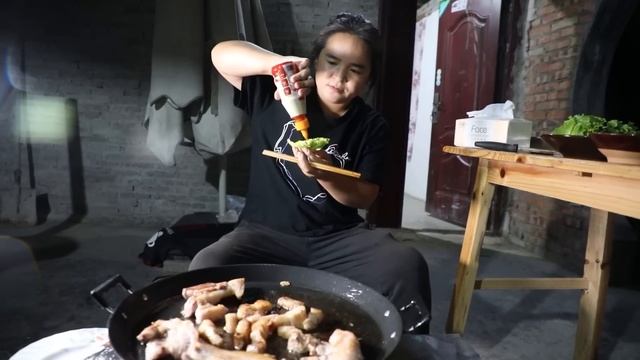 苗大姐半夜馋烤肉，电话忽悠小朱5公里外过来吃，大家一起增肥，味道杠杠的【苗阿朵美食】