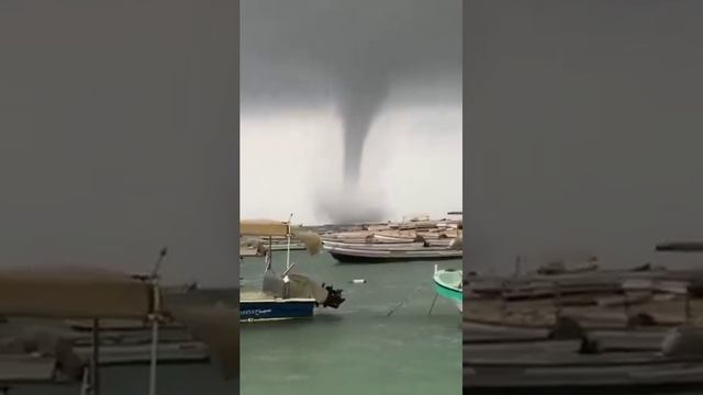 Водяной смерч в Красном море рядом с городом Рабиг, Саудовская Аравия, 6 января 2025.