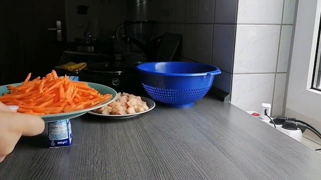 куриное фрикассе, грудка куриная с овощами в сливках.