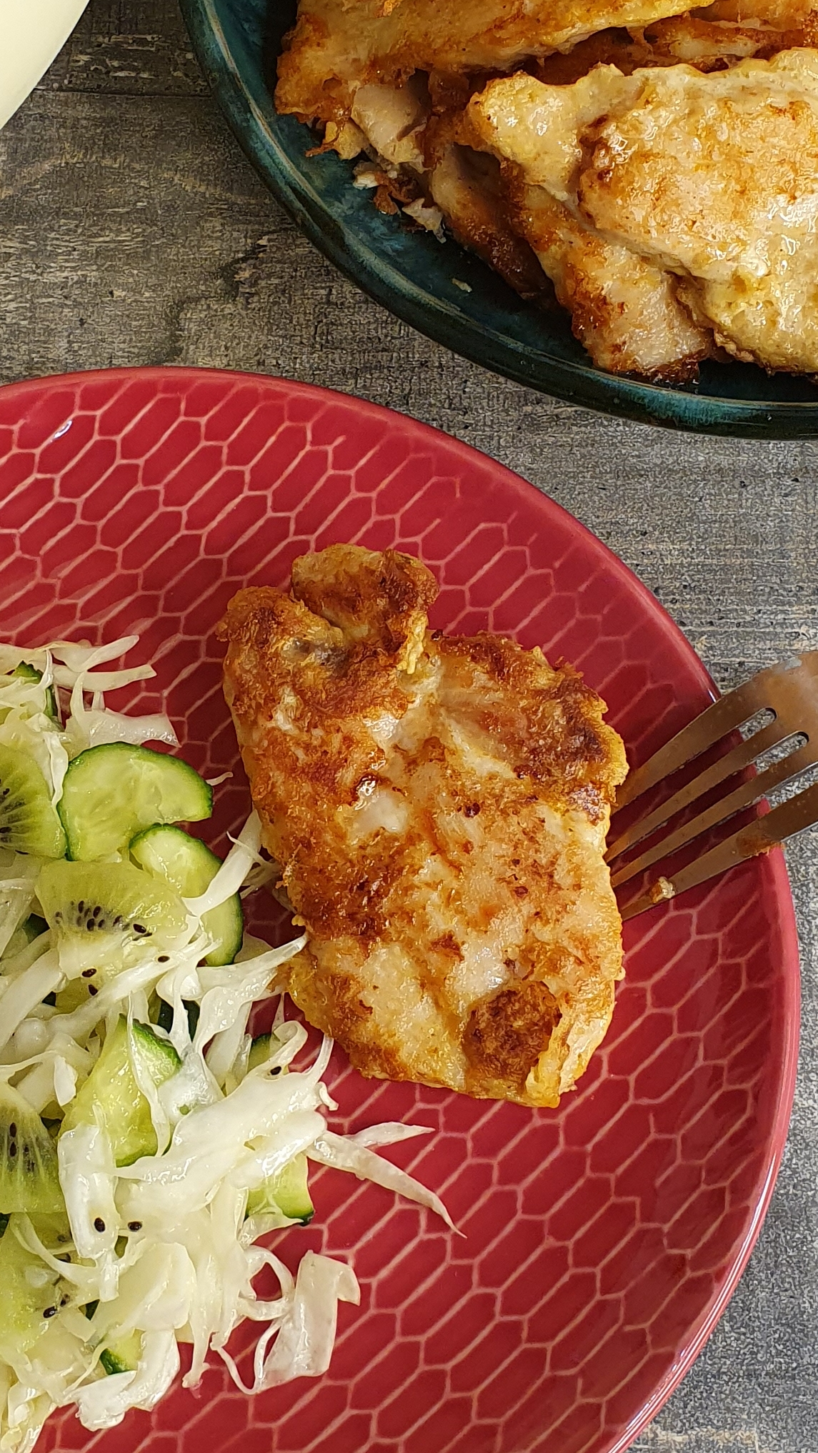 Сочные отбивные с витаминным салатом. Очень вкусно и без вреда для фигуры!