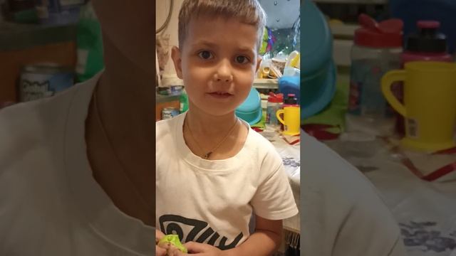 пробует Маршмеллоу
