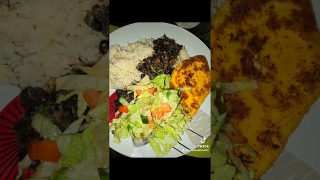 salada empanado de filé de frango arroz
