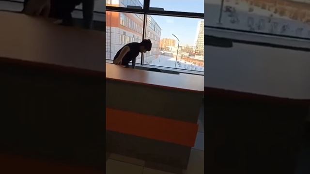 Тимка упал и сломал руку!