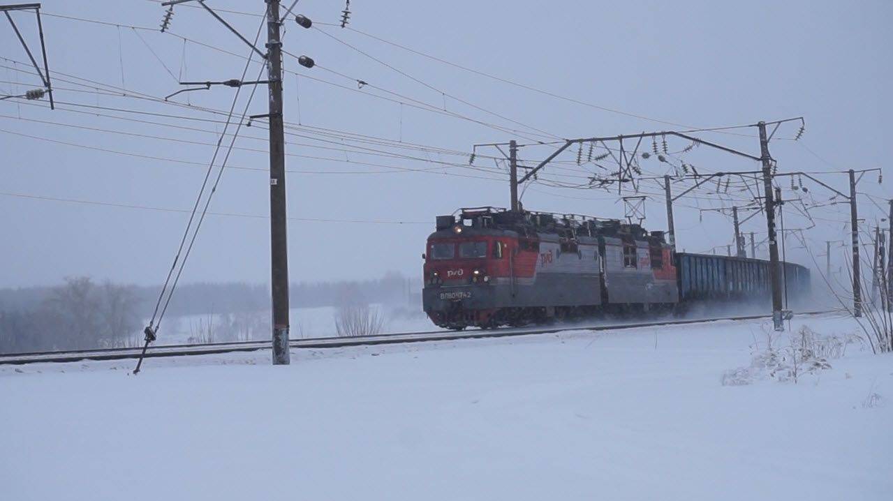 Электровоз ВЛ80С-1742 в снегопад.