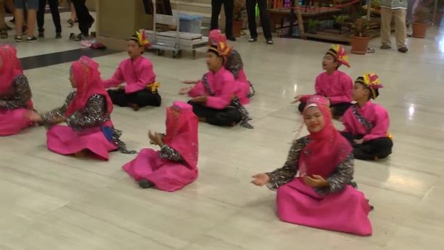 сидячие танцы тайских детей часть 1