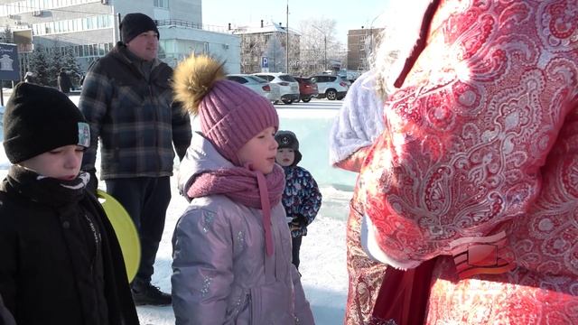 Дед Мороз и Снегурочка вооружились мешком с подарками, чтобы порадовать юных братчан