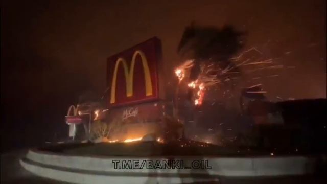 В сети завирусилось самое эпичное видео с пожара в Лос-Анджелесе.