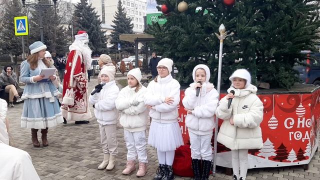 Концертно-развлекательная программа С Новым Годом. Пятигорск ДМШ №2 имени Миргородского Сквер Победы